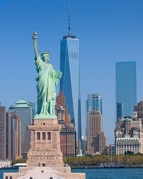 horizonte de nova iorque e a estátua da liberdade, o world trade center. - statue of liberty new york city statue usa - fotografias e filmes do acervo