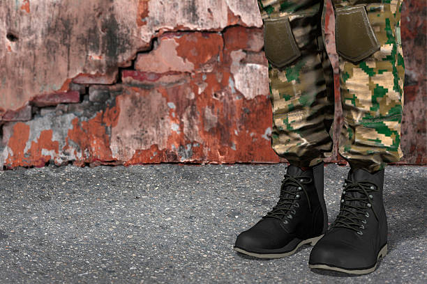 soldado da botas - pants green camouflage men - fotografias e filmes do acervo