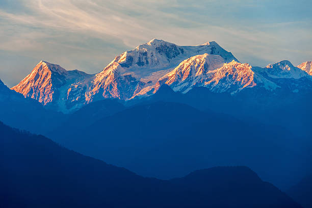 kangchenjunga vista sulle montagne - sikkim foto e immagini stock