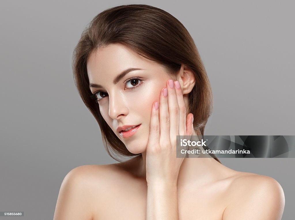 Cara de joven bella mujer retrato sobre fondo gris - Foto de stock de Modelo de modas libre de derechos