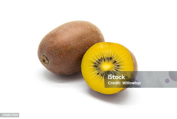 Kiwi Oro Su Sfondo Bianco - Fotografie stock e altre immagini di Frutto Kiwi - Frutto Kiwi, Giallo, Dorato - Colore descrittivo