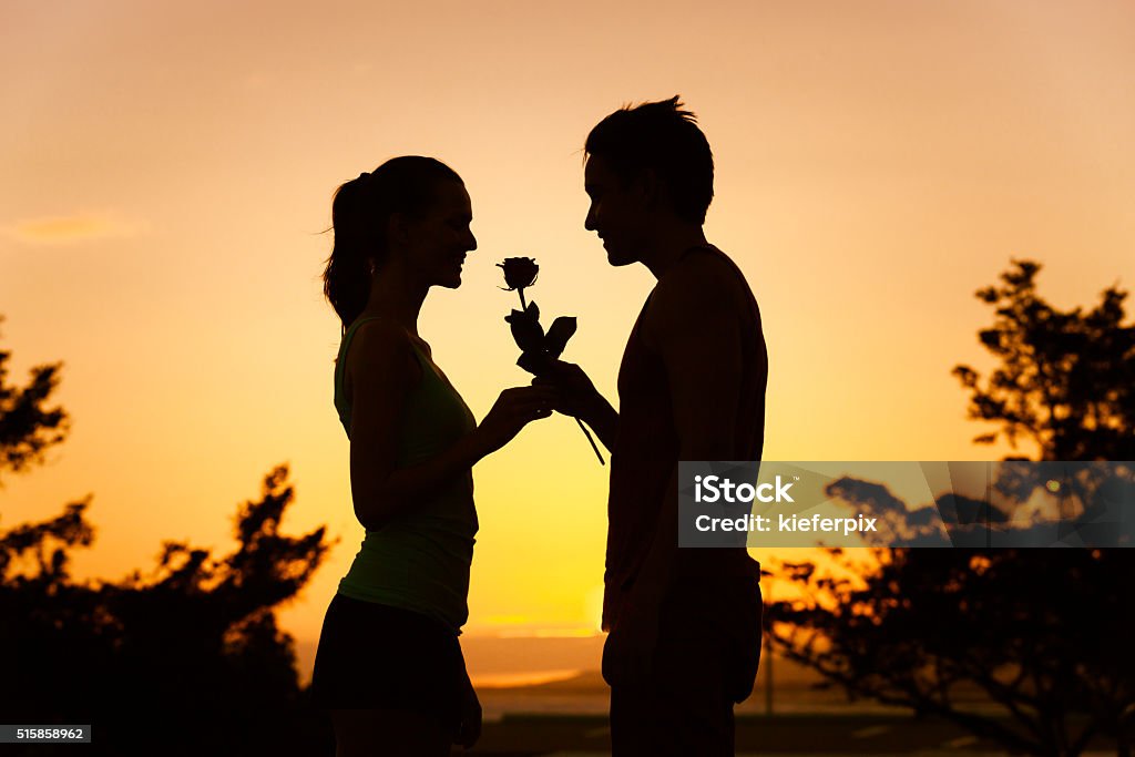 Homme donnant femme une rose - Photo de Tous types de couple libre de droits