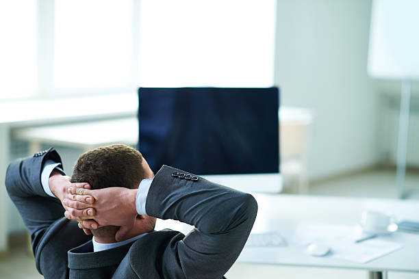 ご休息の時間に考える - hands clasped men table computer ストックフォトと画像