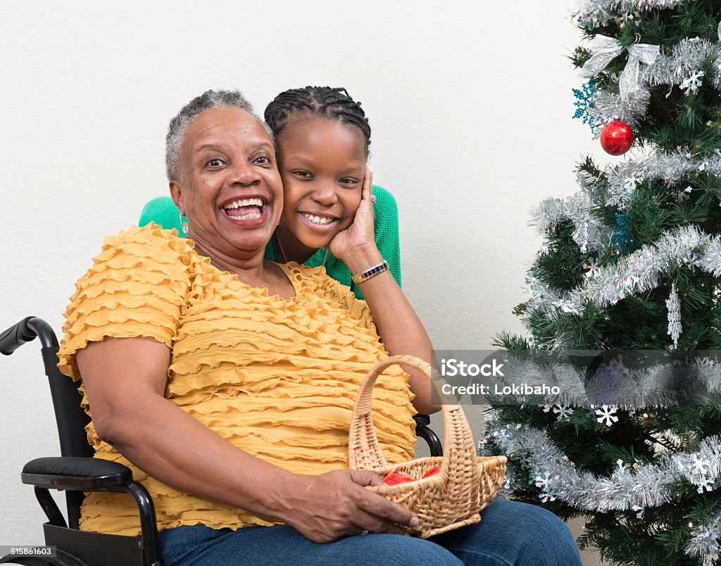 African-American Großmutter und Enkelin in der Nähe von Weihnachtsbaum - Lizenzfrei Rollstuhl Stock-Foto