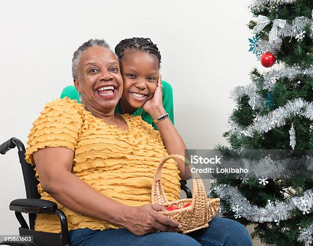 Africanamerican Großmutter Und Enkelin In Der Nähe Von Weihnachtsbaum Stockfoto und mehr Bilder von Rollstuhl