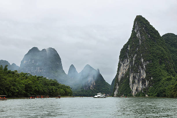 cárstica montanhas ao redor do rio li - lijiang landscape wetland marsh - fotografias e filmes do acervo