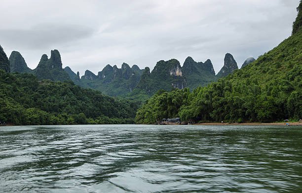 cárstica montanhas ao redor do rio li - lijiang landscape wetland marsh - fotografias e filmes do acervo