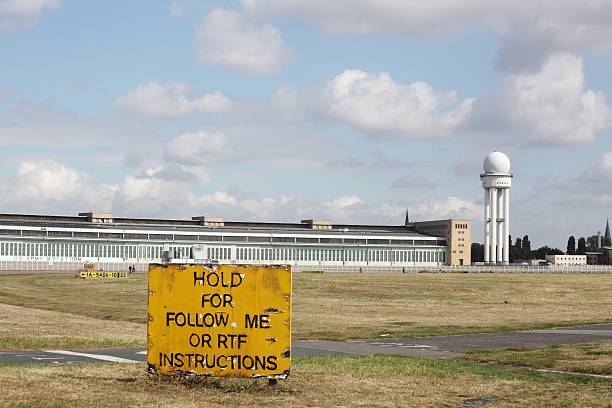 ベルリンテンペルホフ空港 - tempelhof ストックフォトと画像