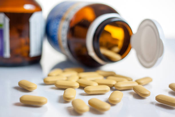 vitamina - capsule vitamin pill red lecithin foto e immagini stock