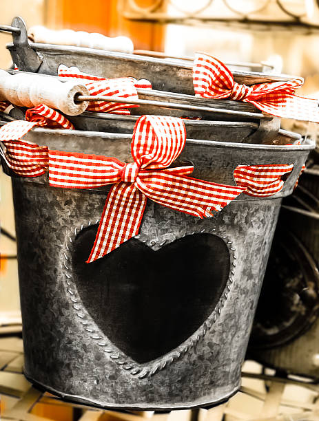 baldes com forma de coração vermelho com laço e verificadas. imagem tonalizada. - dating valentines day second hand passion imagens e fotografias de stock