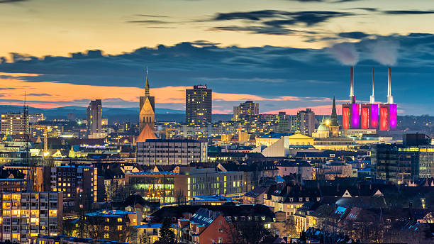 luftbild von hannover am abend. niedersachsen. - sachsen stock-fotos und bilder