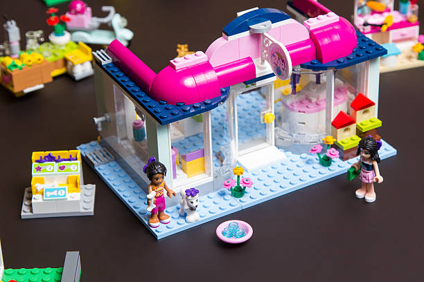 Lego 프렌즈 Andrea 및 옘마 At 페트 쇼핑하다 상점에 대한 스톡 사진 및 기타 이미지 - 상점, 개, 건설 산업 -  Istock