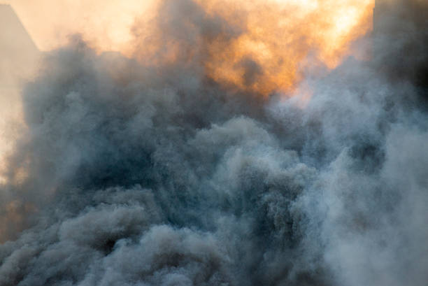 Queimar a chama de fogo na casa de madeira - foto de acervo