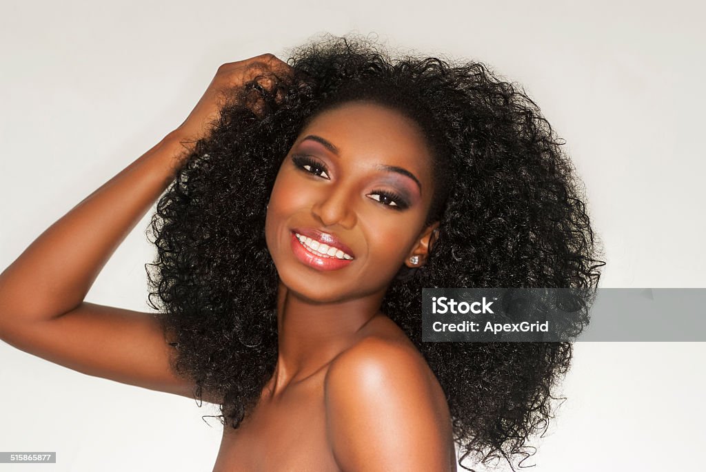 Happy african american woman Amoroso su Pelo rizado - Foto de stock de Mujeres libre de derechos