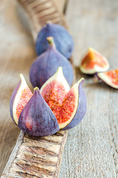 istock Ripe figs : cross section and whole fruits 515867131