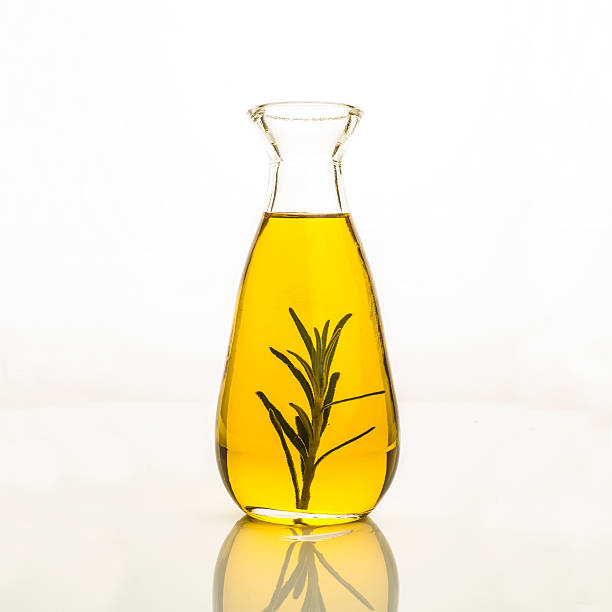 olivenöl wird mit rosmarin isoliert - vinegar bottle balsamic vinegar cruet stock-fotos und bilder