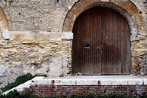 istock Wooden doorway 515886212