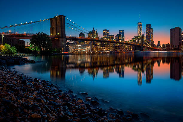 paisagem urbana de nova york à noite vista de brooklyn - new york city night brooklyn bridge skyline imagens e fotografias de stock