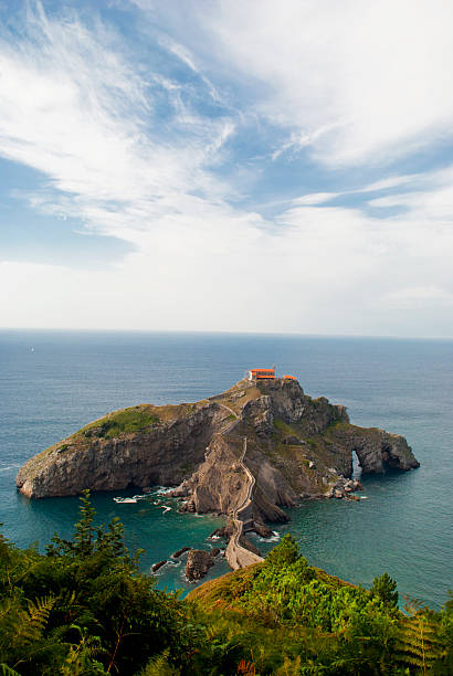 san juan de gaztelugatxe, bilbao, spanien - bioreserve vertical spain europe stock-fotos und bilder