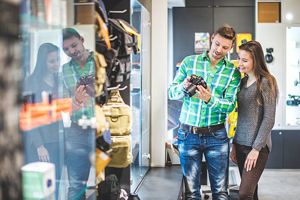 istock Man is holding SLR camera in the store 515889736