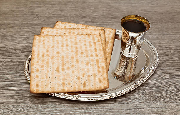 nature morte avec vin et matzoh juive de pâque juive pain - passover judaism seder kiddush cup photos et images de collection