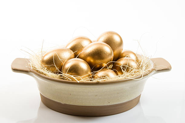 golden huevo de pascua. - animal egg golden animal nest nest egg fotografías e imágenes de stock