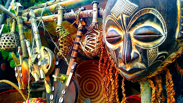 afrikanischer masken - traditioneller brauch stock-fotos und bilder