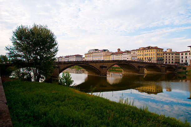 istock Old stone bridge on the firenze riveside 515897292