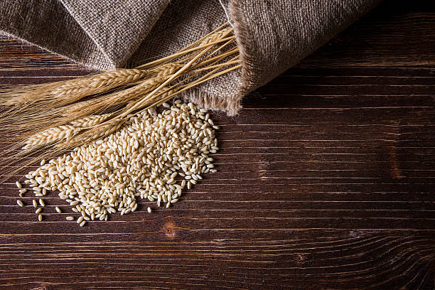 cereales en mesa de madera. - endosperm fotografías e imágenes de stock