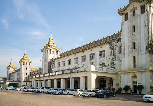 центральный железнодорожный вокзал yangon - burma railway стоковые фото и изображения