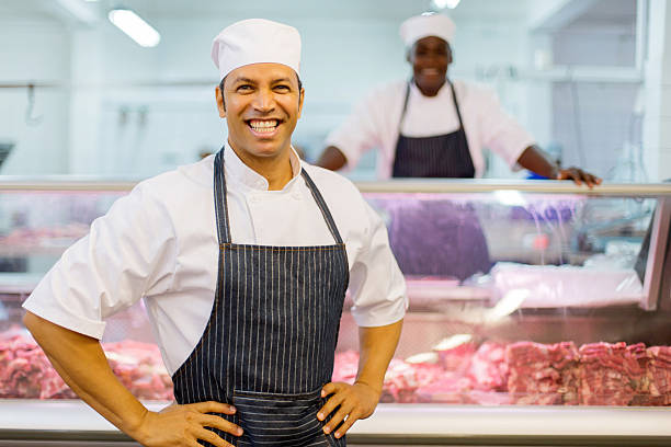 maschio macelleria proprietario - meat supermarket butchers shop market foto e immagini stock