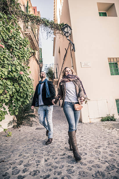 istock Tourist Couple Exploring the City 515924242
