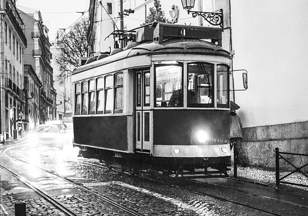 tranvía amarillo lisboa lisboa blanco y negro de luz de reflejo exacerbación - cable car lisbon portugal portugal old fotografías e imágenes de stock