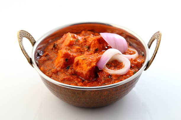 indio comida o el de curry de la india en cobre y latón tazón de fuente. - chicken tandoori fotografías e imágenes de stock