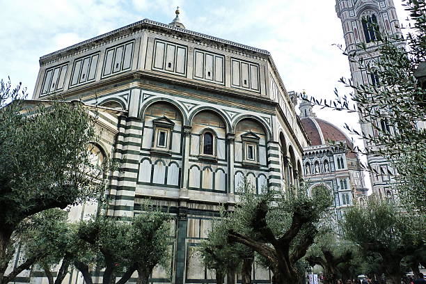 olive baum in piazza del duomo, florenz, italien - giovanni boccaccio stock-fotos und bilder