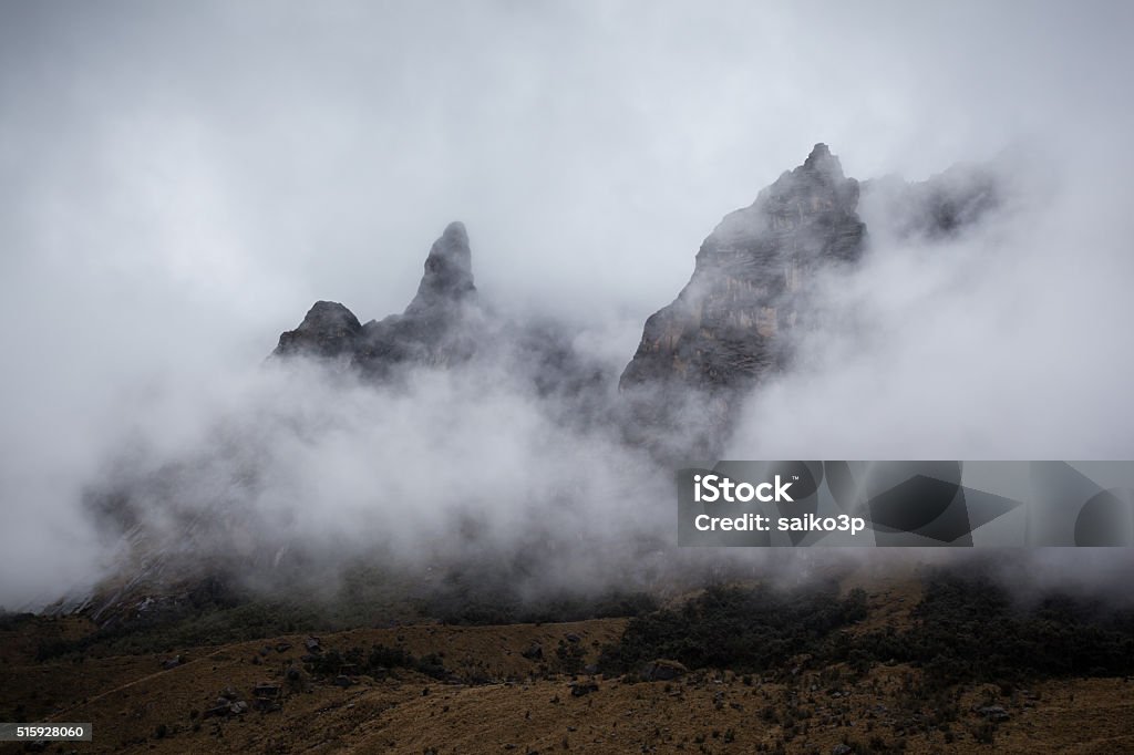 Montañas en las nubes - Foto de stock de Aire libre libre de derechos