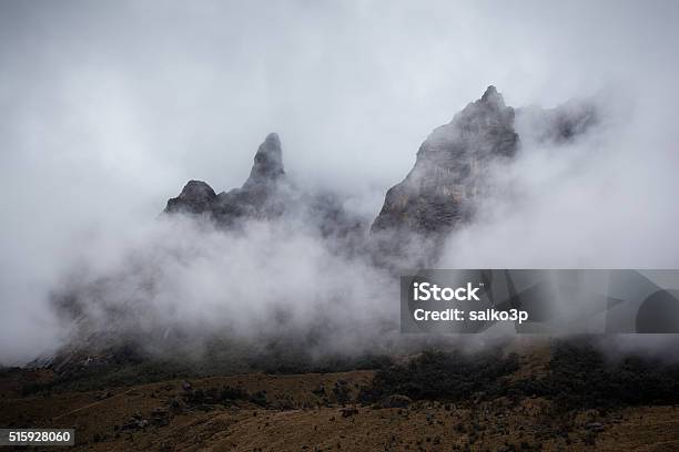 Montañas En Las Nubes Foto de stock y más banco de imágenes de Aire libre - Aire libre, Aventura, Belleza de la naturaleza