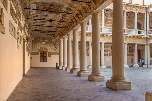 padoue, l'atrium du palazzo del bo - padoue photos et images de collection
