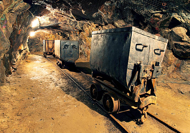 mine souterraine tunnel, de l'industrie minière - iron mining photos et images de collection