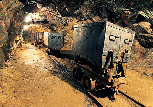 miniera sotterranea tunnel, settore minerario - iron mining foto e immagini stock