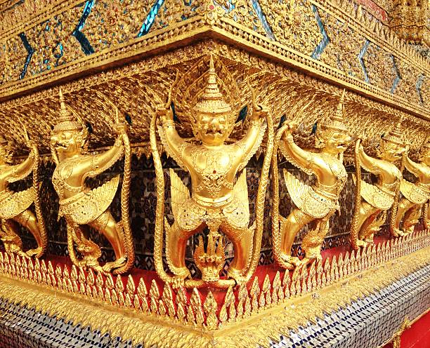 golden garuda w wat phra kaew w bangkoku, tajlandia - bangkok variation religion god zdjęcia i obrazy z banku zdjęć