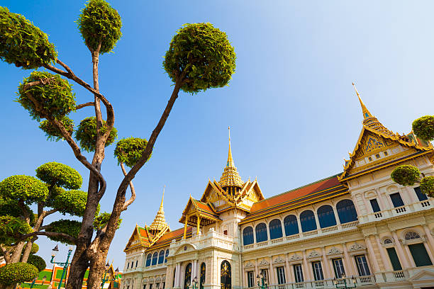 a maha chakri prasat trono hall em wat apr keaw tailândia - indigenous culture famous place thailand bangkok imagens e fotografias de stock