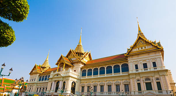 chakri maha prasat trono hall em wat pra keaw tailândia - indigenous culture famous place thailand bangkok - fotografias e filmes do acervo
