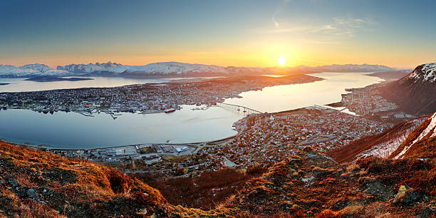 noruega-tromso panorama de la ciudad en puesta de sol - tromso fjord winter mountain fotografías e imágenes de stock