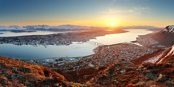 норвегия панорама города-тромсё на закате - snow winter coastline sunrise стоковые фото и изображения