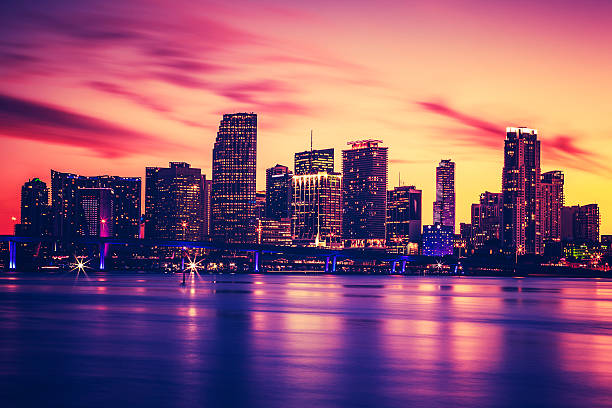 ausblick auf miami bei sonnenuntergang, besondere fotografische verarbeitung - miami stock-fotos und bilder