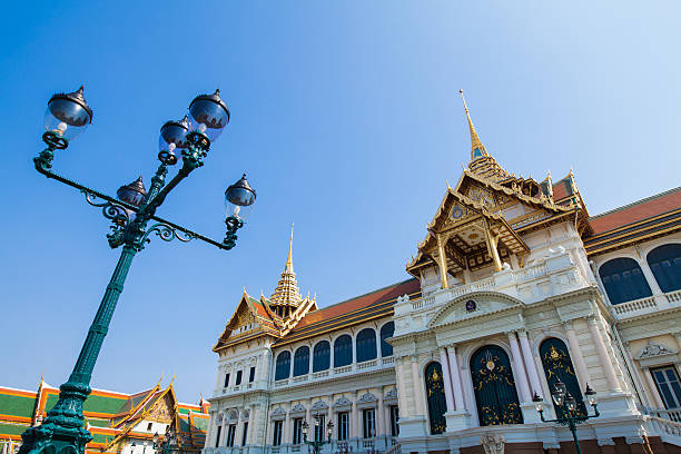 chakri maha prasat trono hall em wat pra keaw tailândia - indigenous culture famous place thailand bangkok - fotografias e filmes do acervo