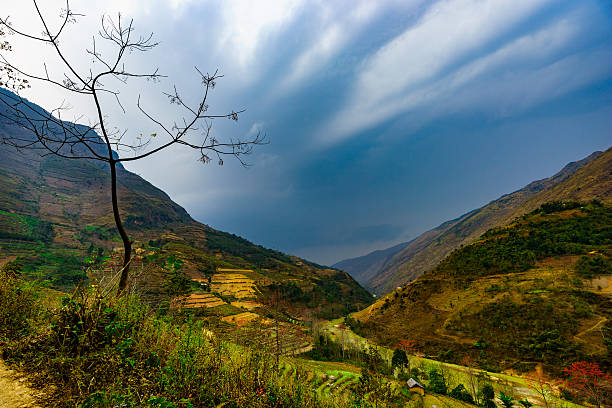 paesaggio di ha giang con moutains gamma, vietnam - vietnam vietnamese culture vietnamese ethnicity north vietnam foto e immagini stock