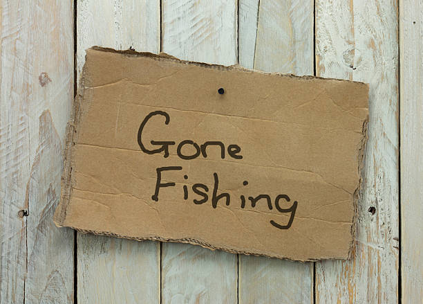istock Cardboard sign on a wooden background 515977038