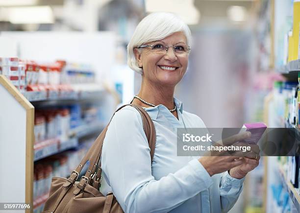Das Ist Die Beste Wahl Für Mich Stockfoto und mehr Bilder von Apotheke - Apotheke, Alter Erwachsener, Einkaufen